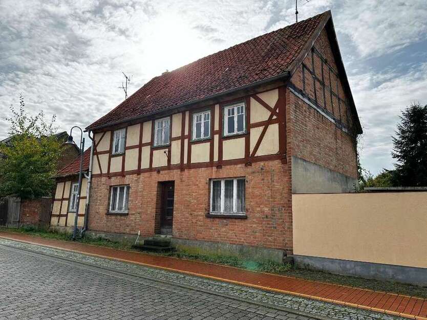 Haus zum Kaufen in Klötze 35.000 € 142 m²