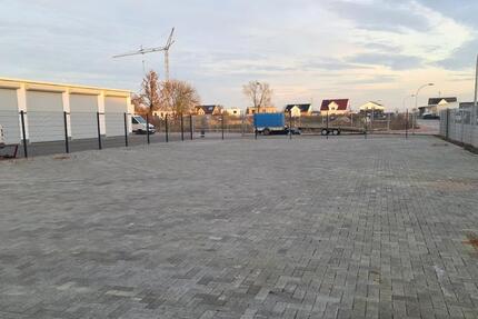 sehr gepflegte Freifläche ca 600m² (vollständig gepflastert) zimmer