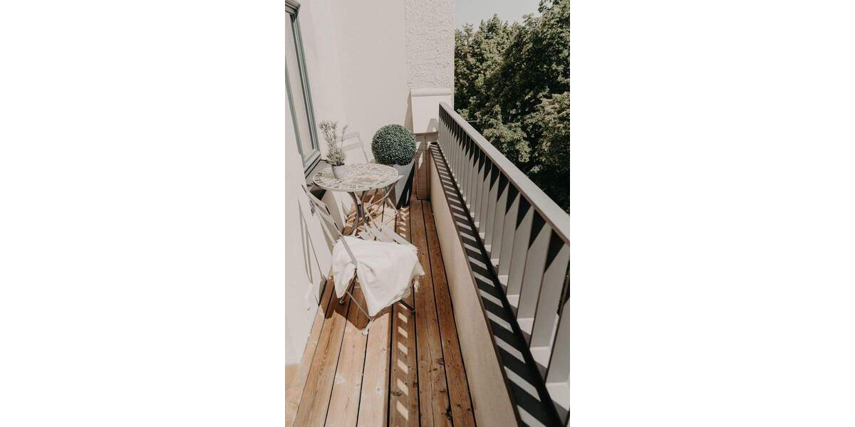 LUXURIÖS SANIERTE ALTBAUETAGE MIT BALKON IM INNEREN ÖSTLICHEN RING 5 zimmer