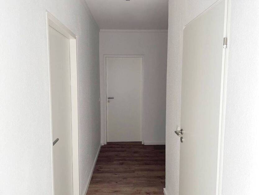 **Frisch renoviert** Zentrale Lage, 2 Zimmer, Balkon, guter Schnitt, Aufzug, Stellplatz