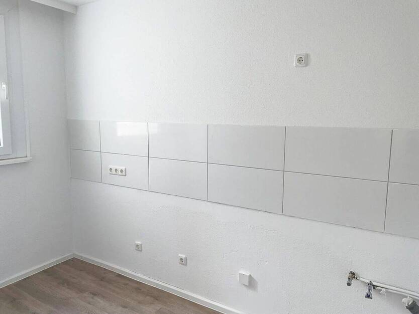 **Frisch renoviert** Zentrale Lage, 2 Zimmer, Balkon, guter Schnitt, Aufzug, Stellplatz