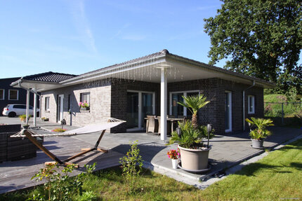 Work-Life-Balance perfektionieren - Moderner Bungalow mit großer Gewerbehalle